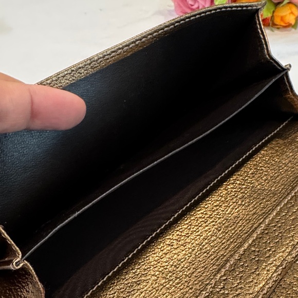 Authentic Gucci Tan Monogram wallet with Bow Accent - Picture 10 of 12